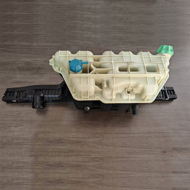 Auto Radiator Water Tank for Man Tg-a (02-) OEM 81061016512